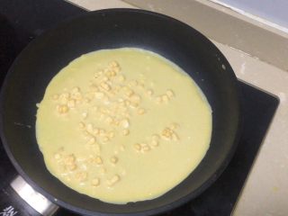 11、黄金玉米饼,大约一分钟左右面糊表面凝固