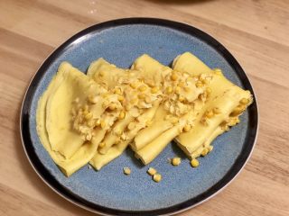 14、黄金玉米饼,煎好后折叠两下装盘