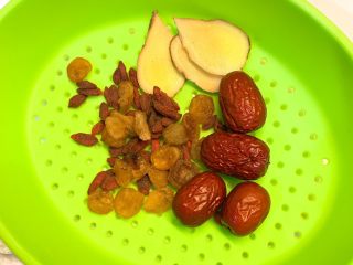 1、四物暖宫汤,准备好枸杞、桂圆、红枣、姜片洗干净