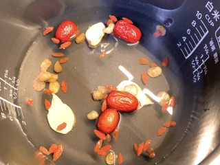 2、四物暖宫汤,放入电饭煲加入水