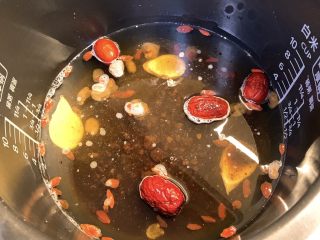 3、四物暖宫汤,放入适量红糖