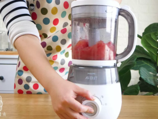 2、双色鸡蛋饼,放入辅食机搅打成泥~