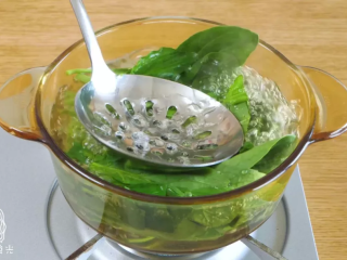 3、双色鸡蛋饼,菠菜焯水~