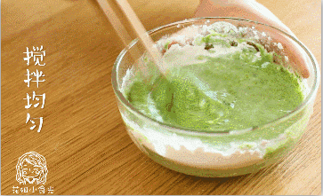 7、双色鸡蛋饼,用同样的方式把菠菜面糊搅拌好~