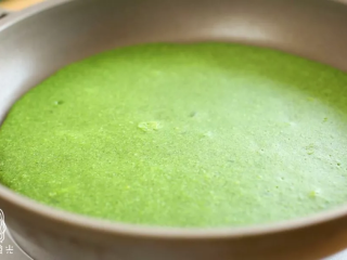 8、双色鸡蛋饼,小火单面煎熟