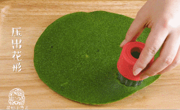 9、双色鸡蛋饼,出锅后用模具压出花型~