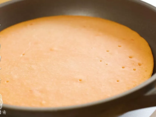 10、双色鸡蛋饼,同样的方法煎西红柿饼，再用模具压出花型~