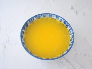 2、柠檬玛德琳蛋糕,黄油隔水融化备用，或者用微波炉加热至融化