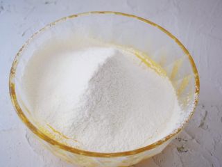 4、柠檬玛德琳蛋糕,筛入低筋面粉和泡打粉，搅拌均匀