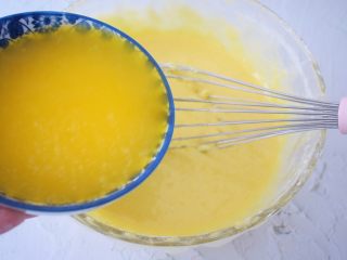 5、柠檬玛德琳蛋糕,再加入黄油，搅拌均匀