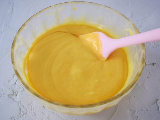 7、柠檬玛德琳蛋糕,一小时后取出回温一下，翻拌均匀后