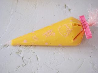 8、柠檬玛德琳蛋糕,装入裱花袋中