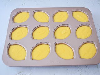 9、柠檬玛德琳蛋糕,再挤入模具中
