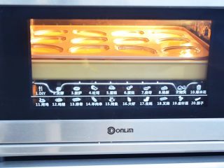 10、柠檬玛德琳蛋糕,放入预热好的烤箱中，上下火160度，中层烤22-25分钟，烤好取出趁热脱模晾凉，我是直接放在烤盘上烤的，这样能预防底部上色过深，不像柠檬的淡黄色