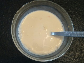 1、豆沙面包圈—改良版(10个)????,全蛋液30克,加上160克牛奶。