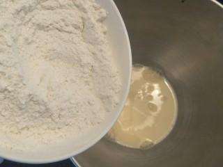 3、豆沙面包圈—改良版(10个)????,在料理盆里。先放入液体材料。再放入干粉材料。