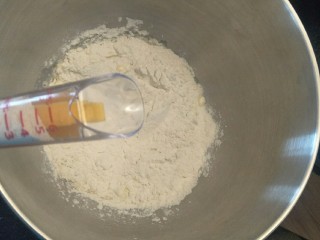 4、豆沙面包圈—改良版(10个)????,加入4克酵母。