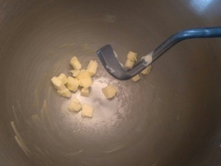 7、豆沙面包圈—改良版(10个)????,把面团拿出来,加入30克无盐黄油。低速搅打。