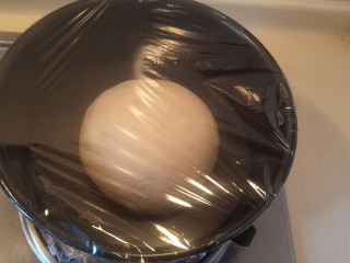 11、豆沙面包圈—改良版(10个)????,整形圆球,放入室温发在一个钟头冬天用烤箱发酵模式。