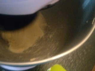 8、豆沙面包圈—改良版(10个)????,再把打好的面团切成一小份一小份。一点点丢入盆中。和黄油再次搅打成团。