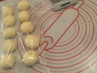 14、豆沙面包圈—改良版(10个)????,均匀整形十等份。盖保鲜膜松弛15分钟。