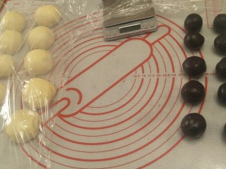 15、豆沙面包圈—改良版(10个)????,这个时候把豆沙安排一下,25克一个小球,分十个。