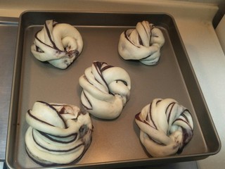 23、豆沙面包圈—改良版(10个)????,发酵到两倍大。刷上蛋液