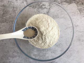 1、双色小馒头,200g普通面粉中加入2g酵母