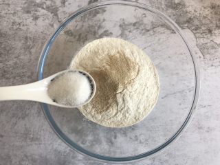 2、双色小馒头,加入10g白糖