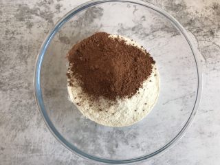 3、双色小馒头,再加入10g可可粉