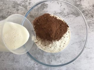 4、双色小馒头,倒入125ml的纯牛奶