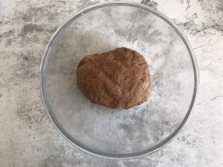 5、双色小馒头,揉成光滑的面团，醒发