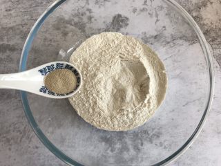 6、双色小馒头,200g普通面粉中加入2g酵母