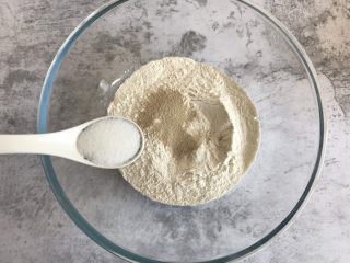 7、双色小馒头,加入10g白糖