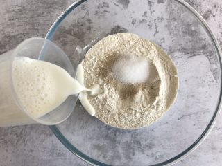 8、双色小馒头,再加入125ml的纯牛奶