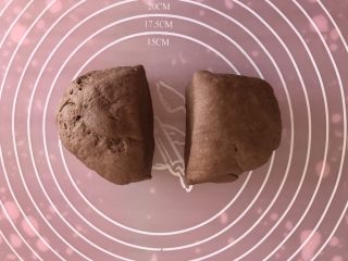 10、双色小馒头,醒发好的可可面团 揉面排气 分成两份