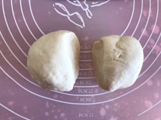 12、双色小馒头,醒发好的白面团 揉面排气 分成两份