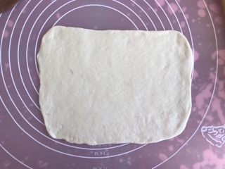 13、双色小馒头,两个面团分别擀成长方形的长片