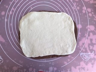 14、双色小馒头,把白面片放在可可面片上面