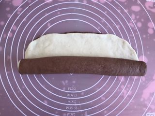 15、双色小馒头,从一头卷起来