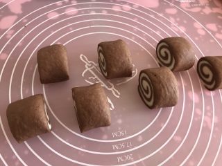 16、双色小馒头,切成馒头形状