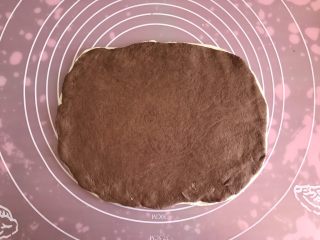 17、双色小馒头,把另外两块儿面片放在一起，可可面片放在上面