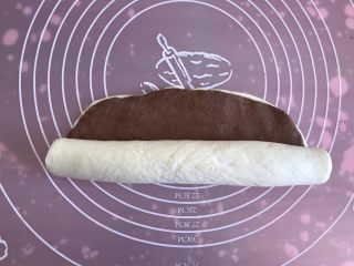 18、双色小馒头,从一头卷起来