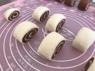 19、双色小馒头,切成馒头形状，放入蒸锅中再次醒发10分钟，然后冷水上锅蒸20分钟即可