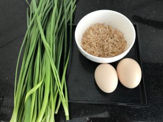 1、绿色美食~虾皮鸡蛋炒韭菜,材料非常简单⬆️
