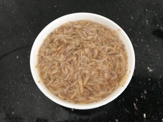 2、绿色美食~虾皮鸡蛋炒韭菜,虾皮洗干净杂质,加水泡十分钟