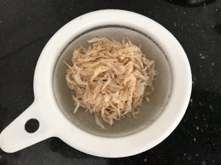 3、绿色美食~虾皮鸡蛋炒韭菜,然后捞起沥干水分