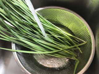 4、绿色美食~虾皮鸡蛋炒韭菜,韭菜摘好洗干净