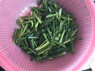 5、绿色美食~虾皮鸡蛋炒韭菜,切段备用