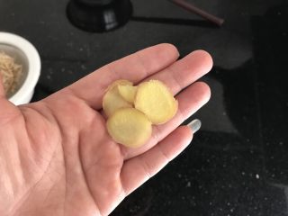 7、绿色美食~虾皮鸡蛋炒韭菜,切3片姜备用